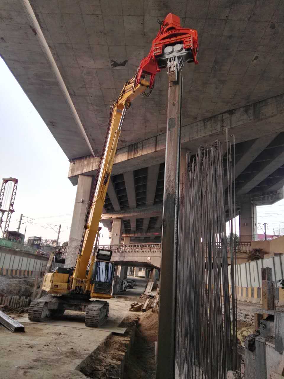 鋼板樁打樁機